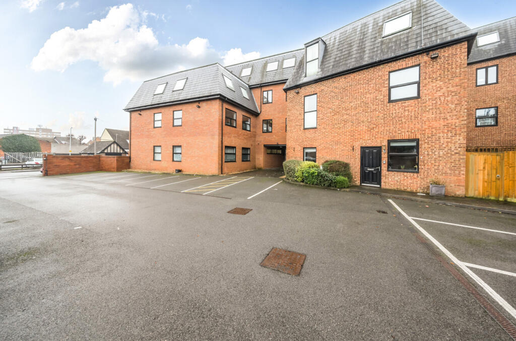2-bed flat on West Street, Dunstable, Bedfordshire, £180,000