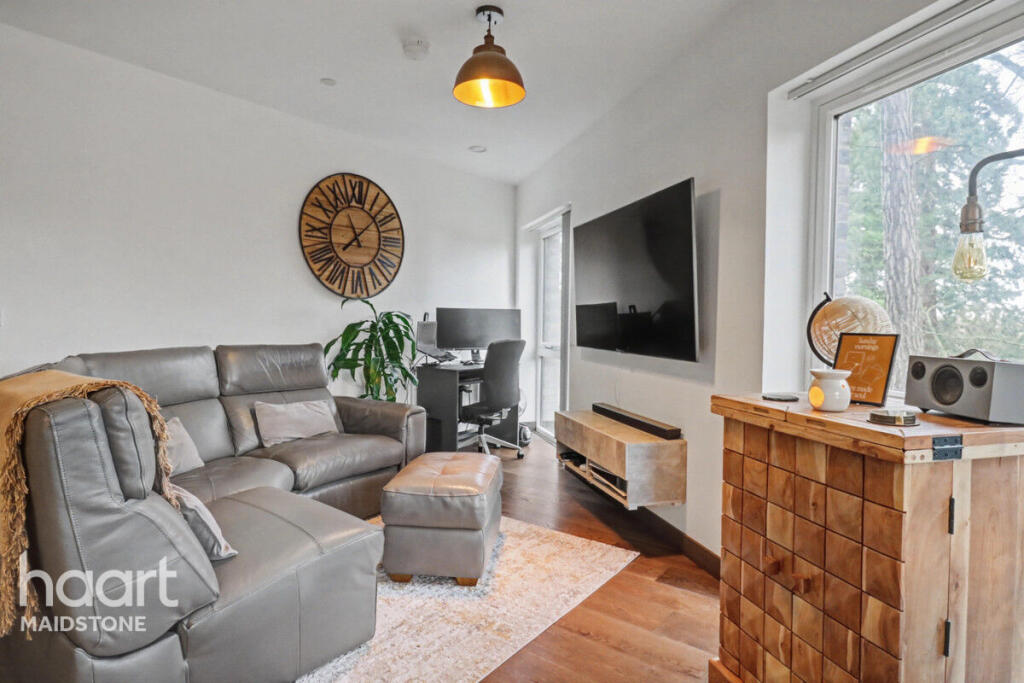 1-bed flat on Guinevere Point, Maidstone, £170,000