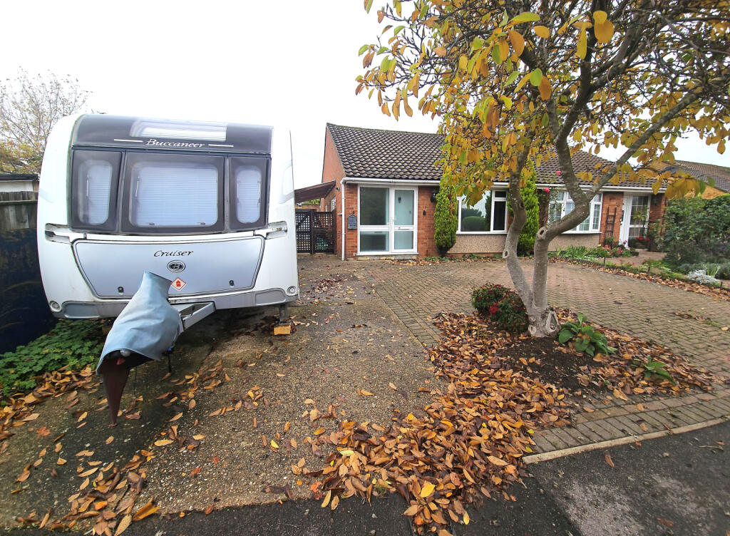 2-bed semi-detached on Fosters Lane, Woodley, RG5 4HH, £380,000