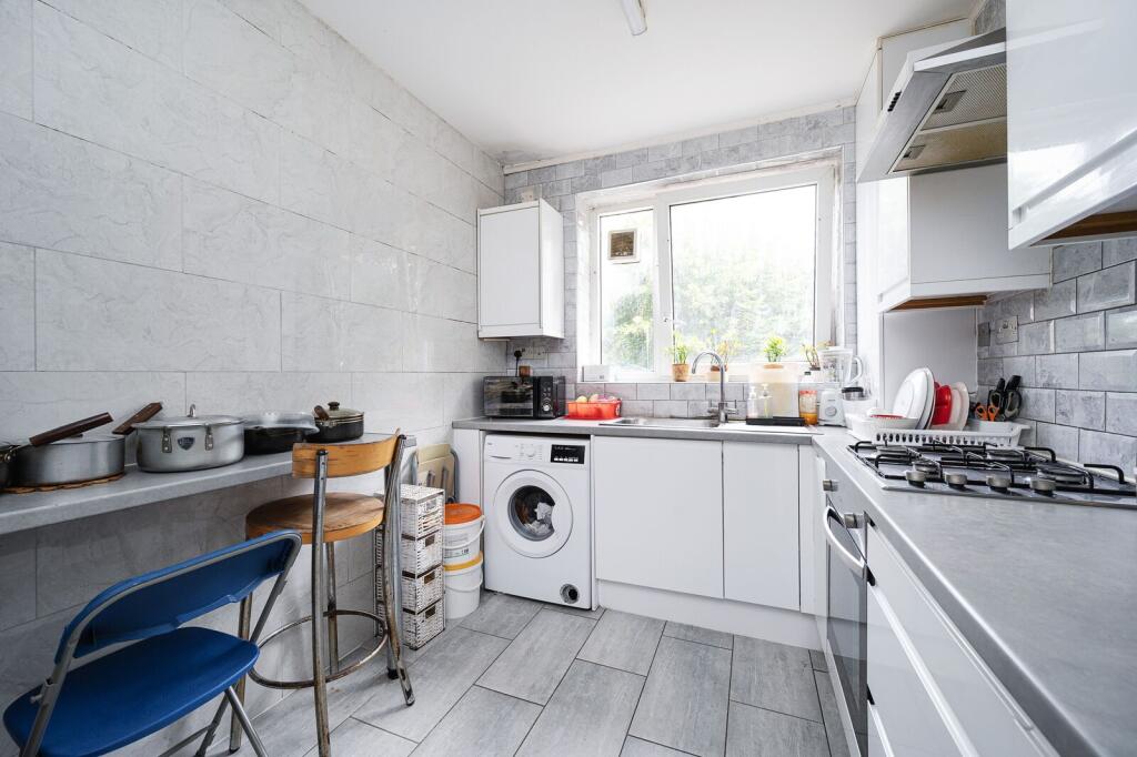 Apartment in London, Bancroft Estate, Bethnal Green - View 3