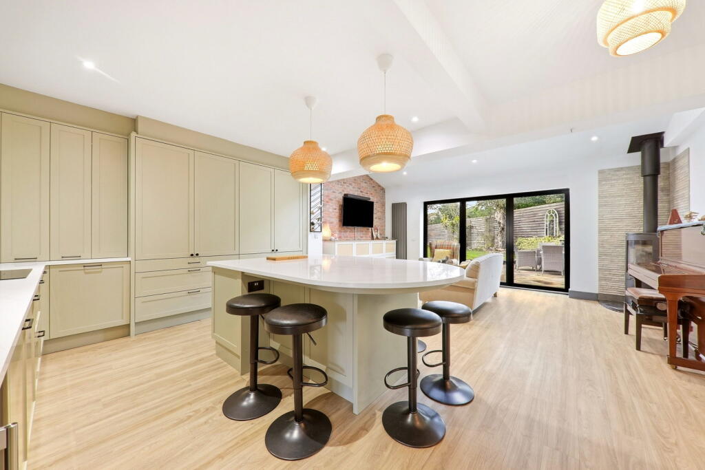 Tinshill Grove, Cookridge, Leeds, LS16 7AR photo 2