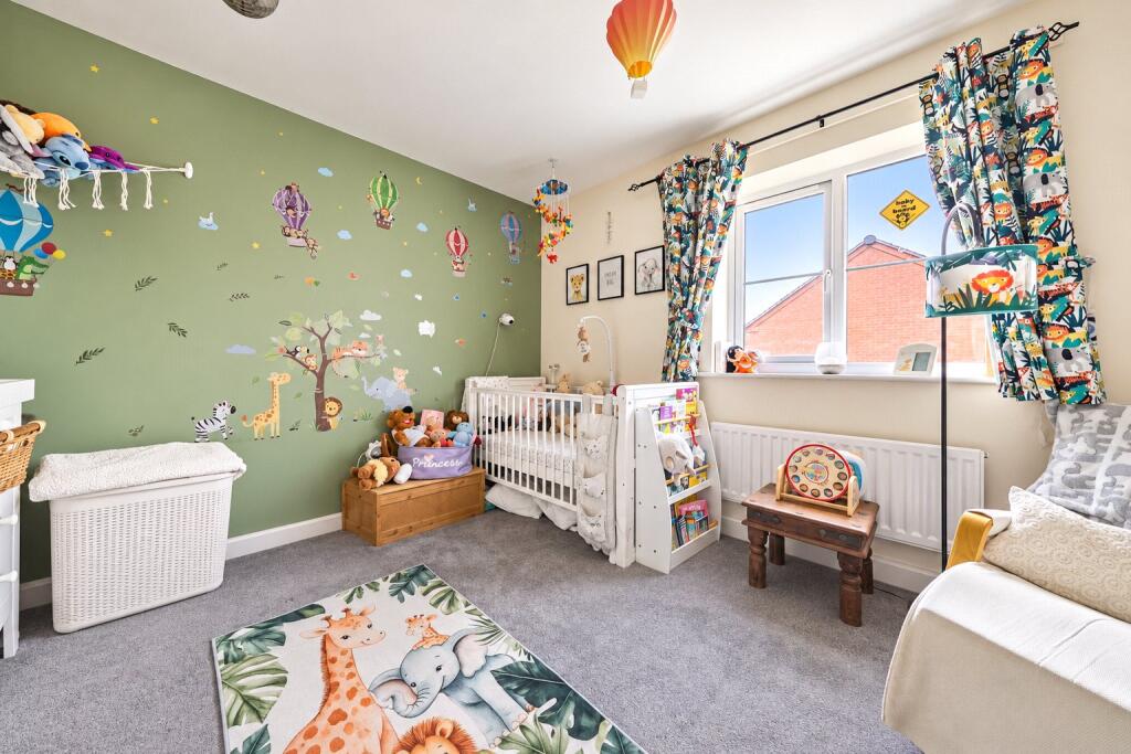 House in Swadlincote, Lower Midway, Upper Midway - More