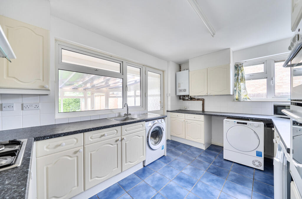House in Eastleigh, Peverells Wood, Chandler's Ford - View 3