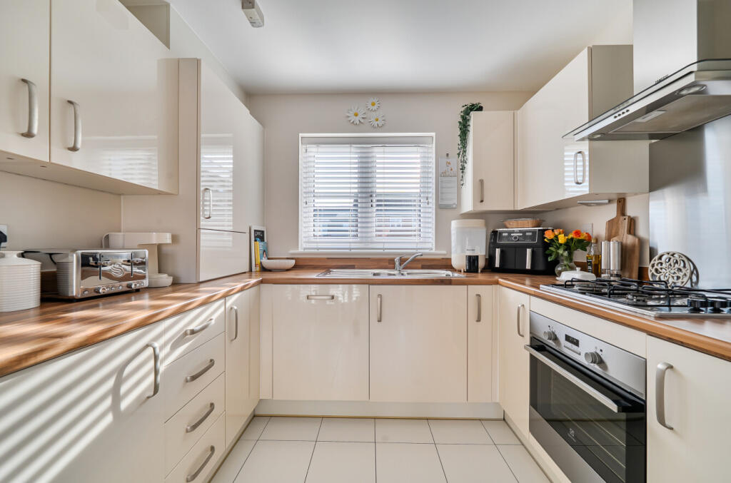 Apartment in Guildford - View 5