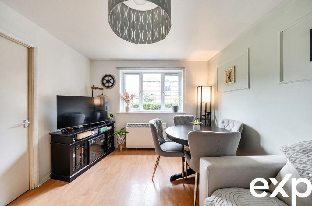 Apartment in London, Enfield Island Village - View 4