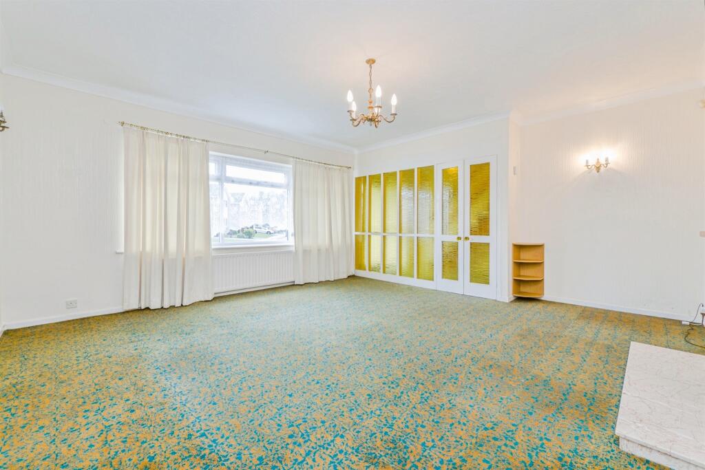 House in Cowbridge, Llanblethian - View 5