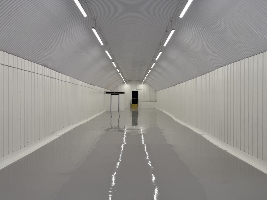 An empty arch with white lining