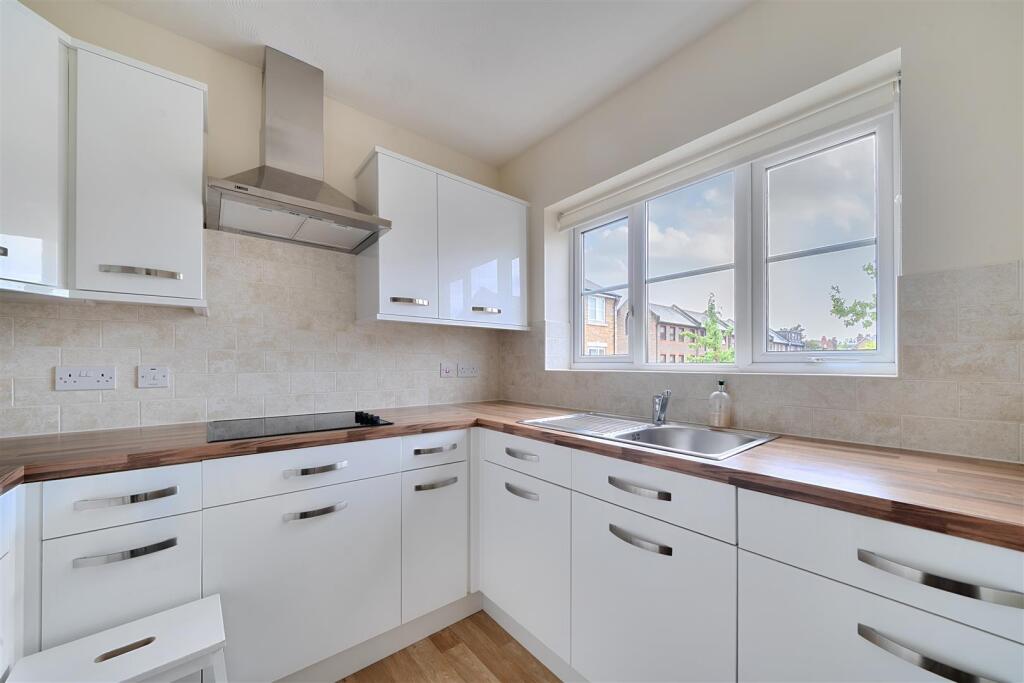 Apartment in Kingston upon Thames - View 2