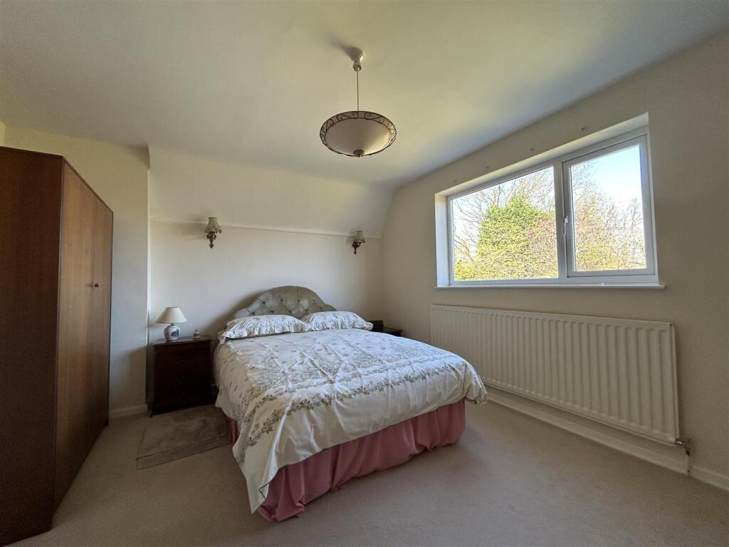 House in Hollywood, Wythall - More