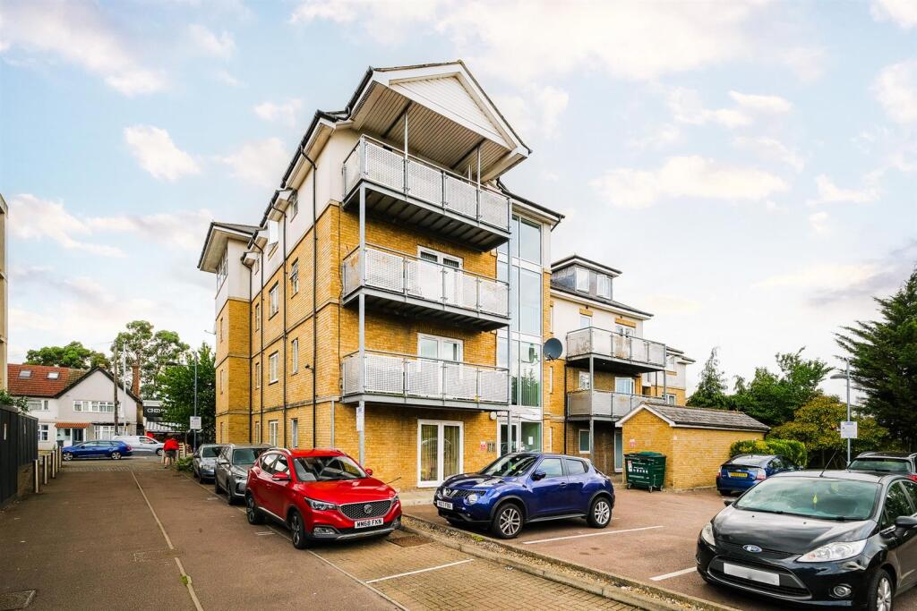 2-bed flat on Lockwood Place, Chingford, £300,000