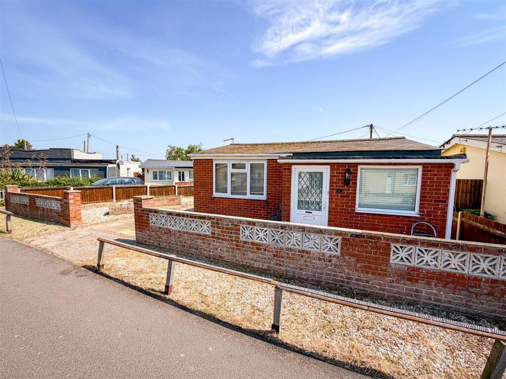 2-bed detached on Colne Way, Point Clear Bay, Essex, £95,000