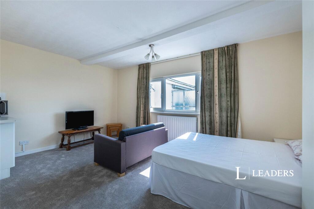 Apartment in Christchurch, Southbourne, Bournemouth - View 2
