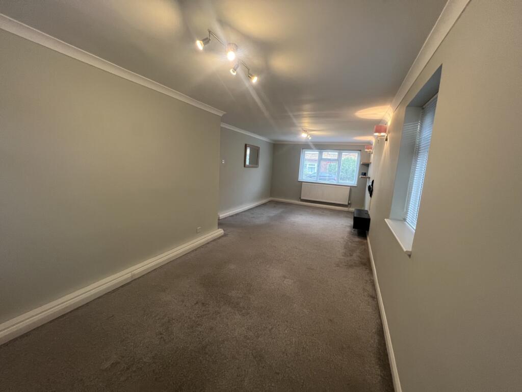 Apartment in London, Hampton Hill - View 2