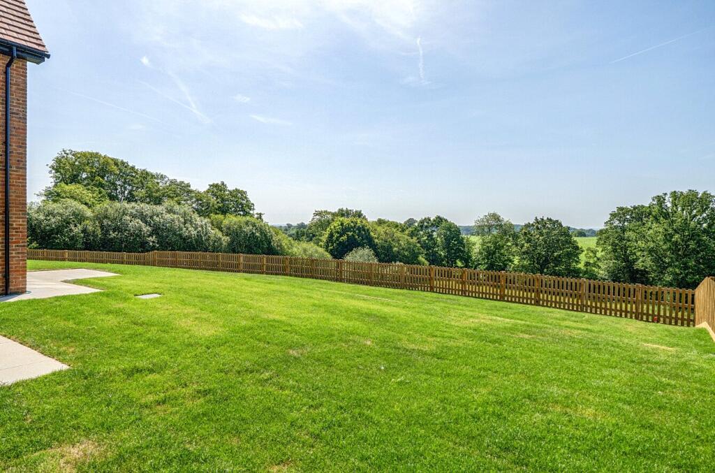 Shepherds Ridge, Mortimer Common, Reading, Berkshire, RG7 - More
