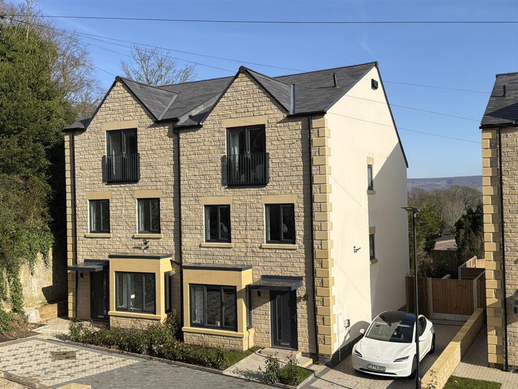 Main image of property: Roe Cross Gardens, Mottram