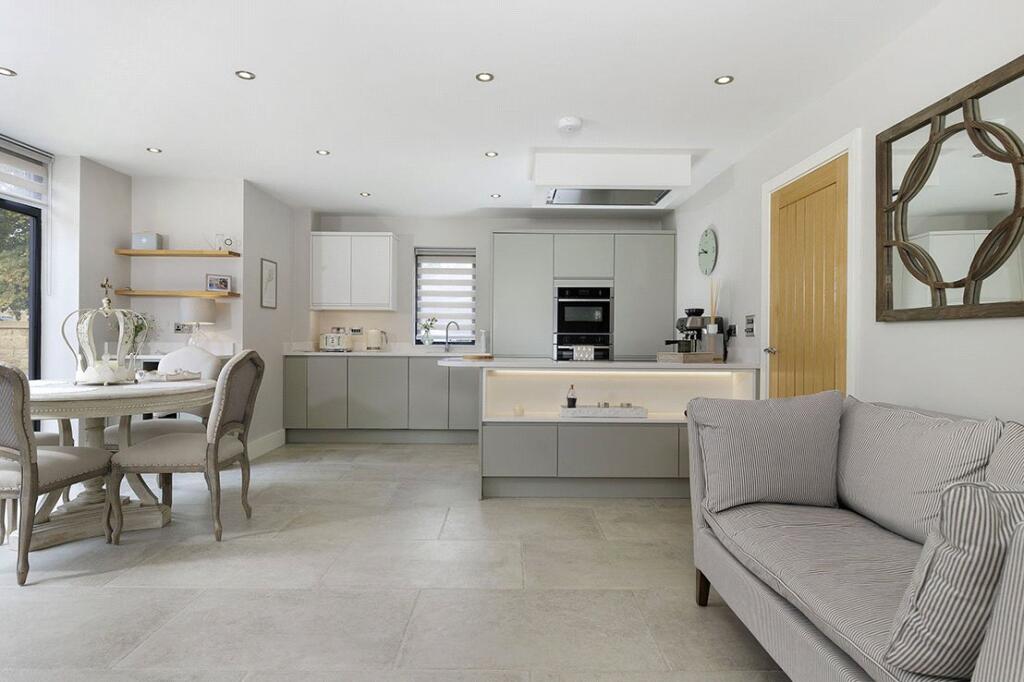 House in Gloucester - View 2