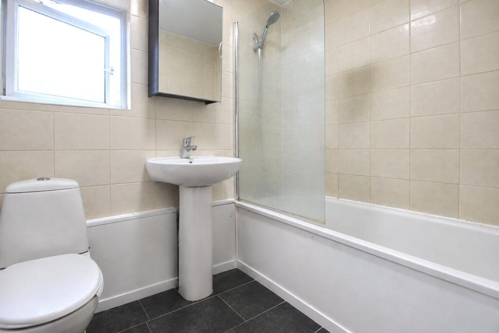 Apartment in Dacorum, Hertfordshire - View 3