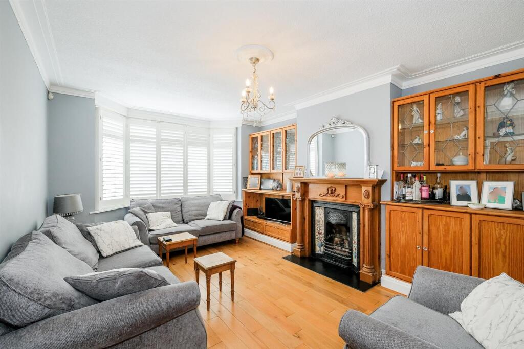 House in London, Highams Park - View 3