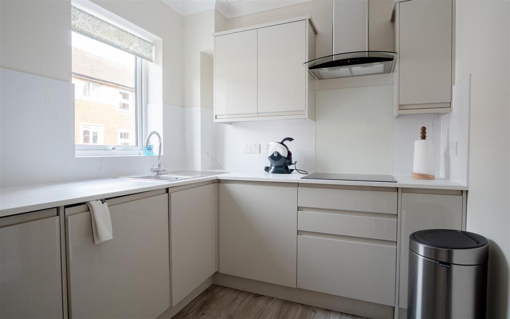 Apartment in Reigate and Banstead, South Park - View 3