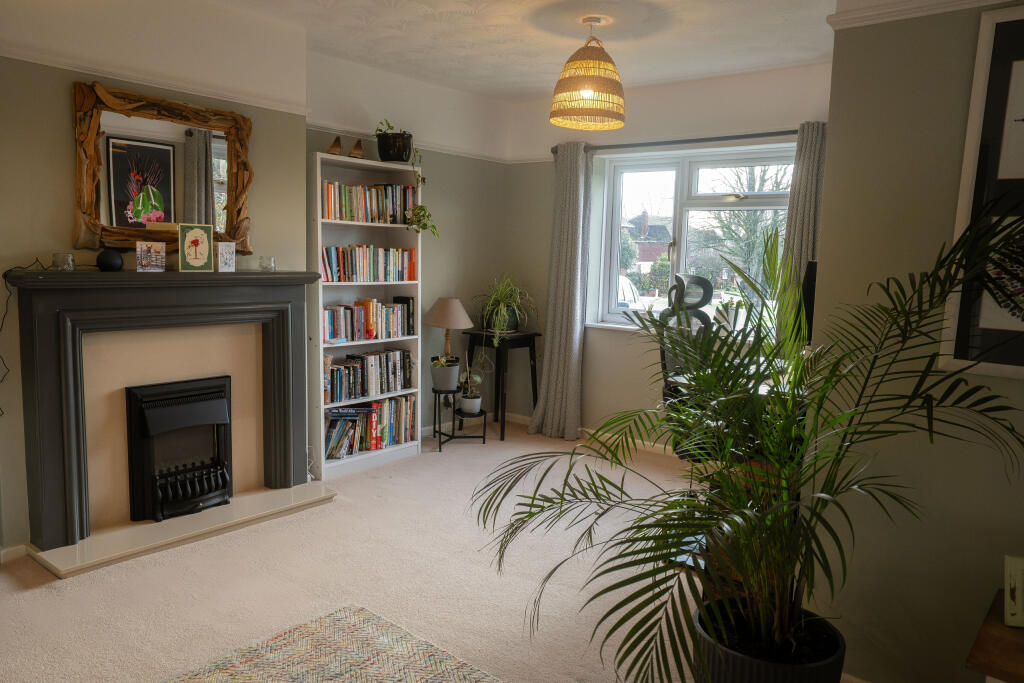Cherry Tree Way - Three Bedrooms (Plus loft room) Family Home photo 3