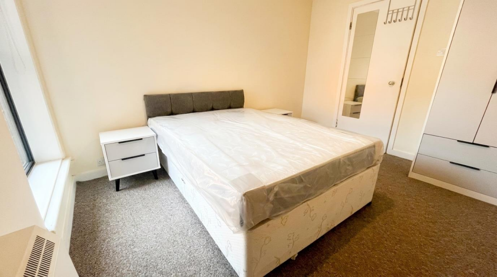Apartment in Leeds, Langtons Wharf, Lovell Park - View 5