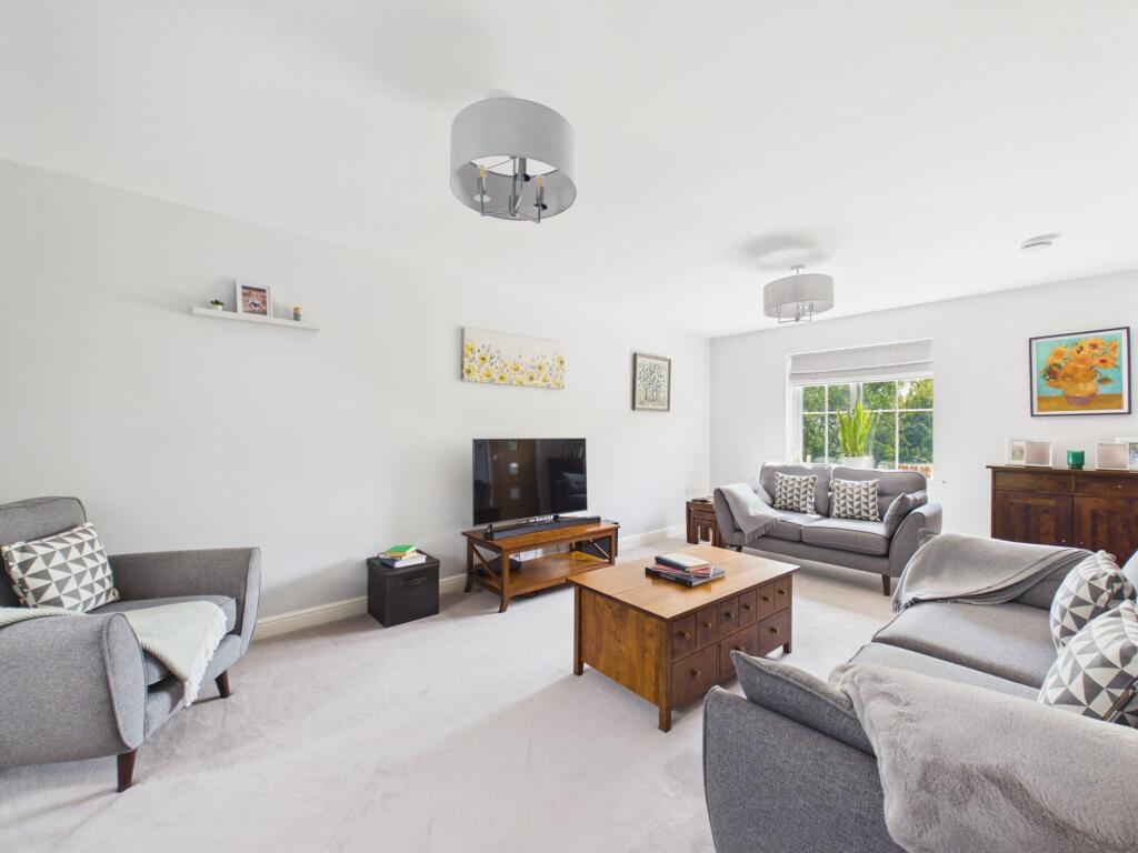 House in Nottingham, Gedling - More