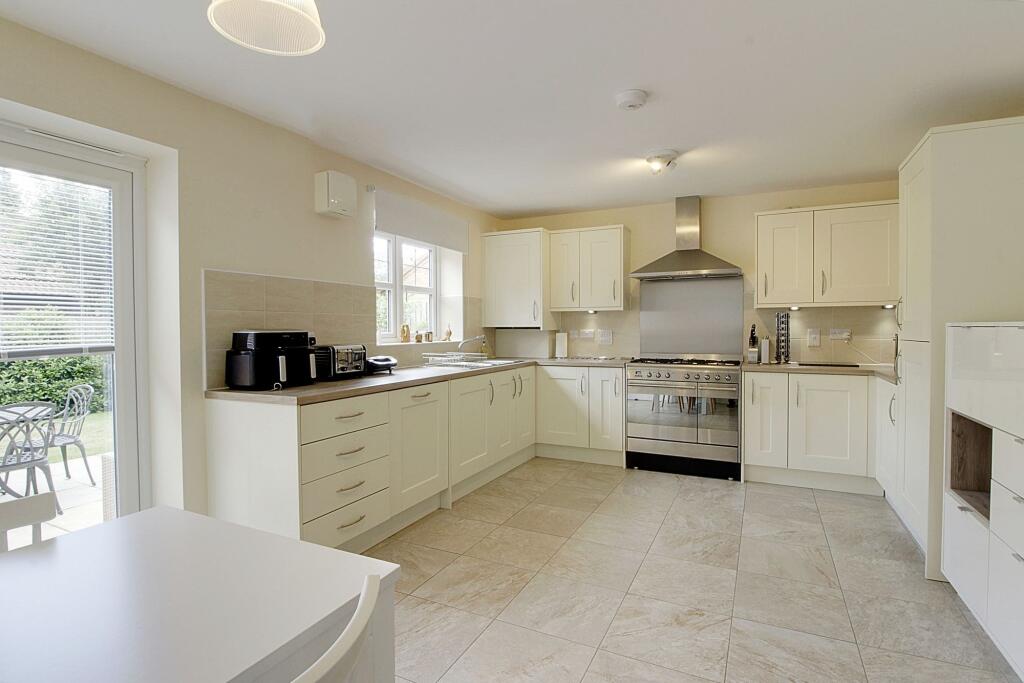 Bramble Close, Newborough, PE6 photo 3