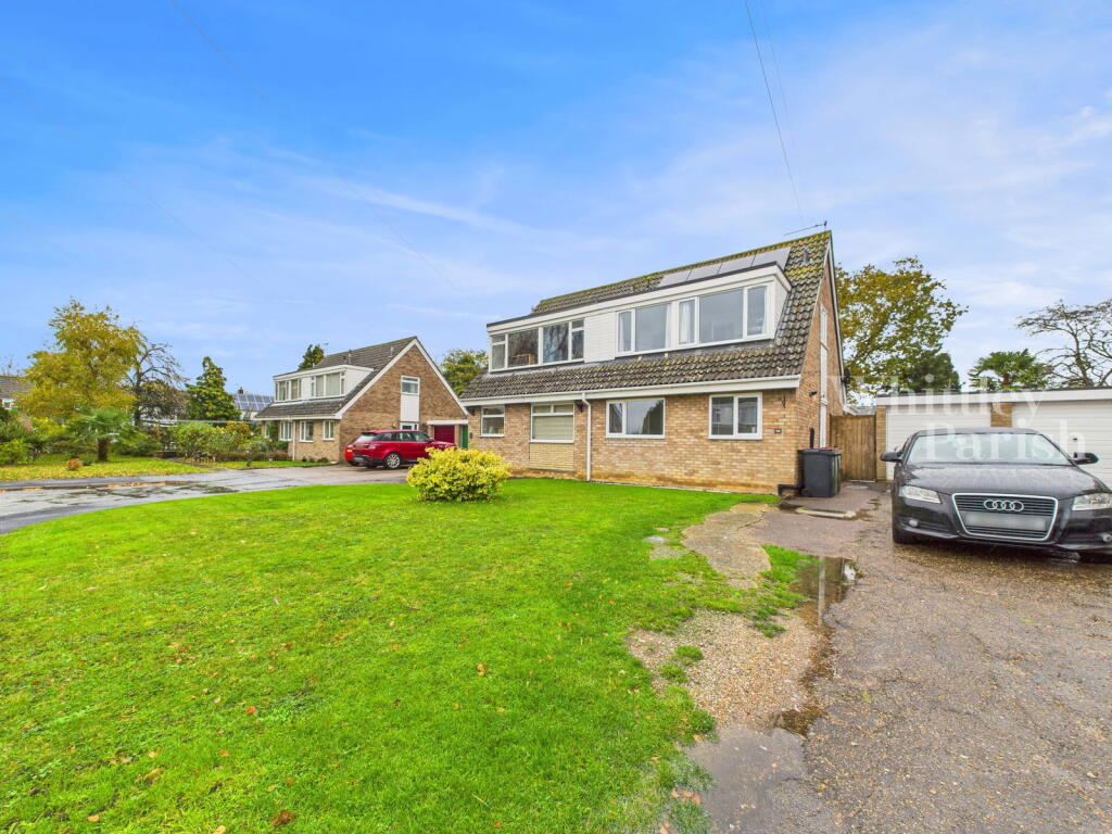 3-bed semi-detached on St Leonards Close, Scole, £270,000