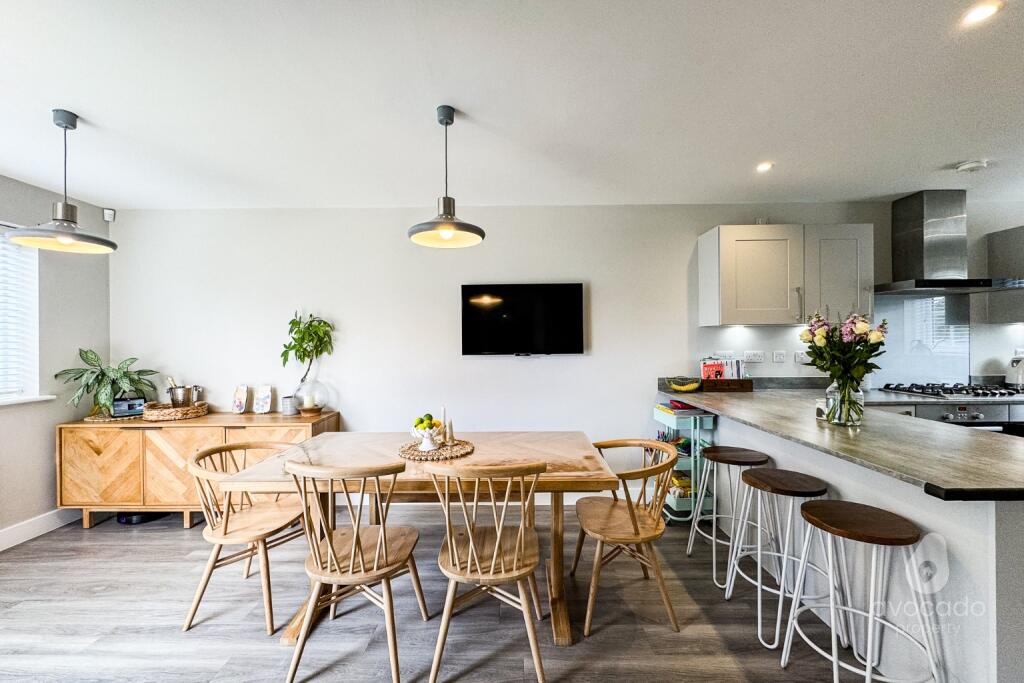 House in Wokingham, Emmbrook - View 3