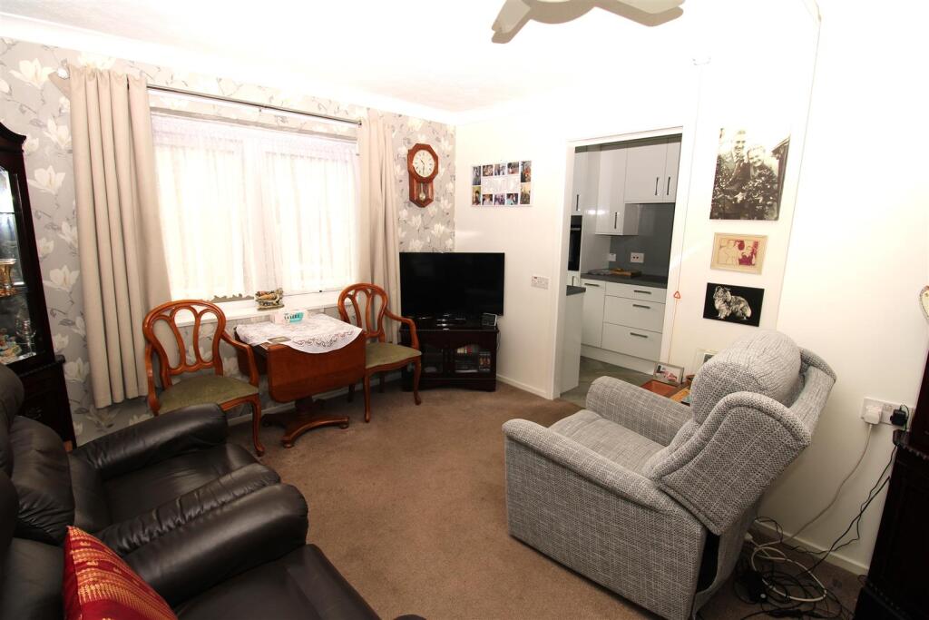 Apartment in Sevenoaks, White Oak, Swanley - View 3