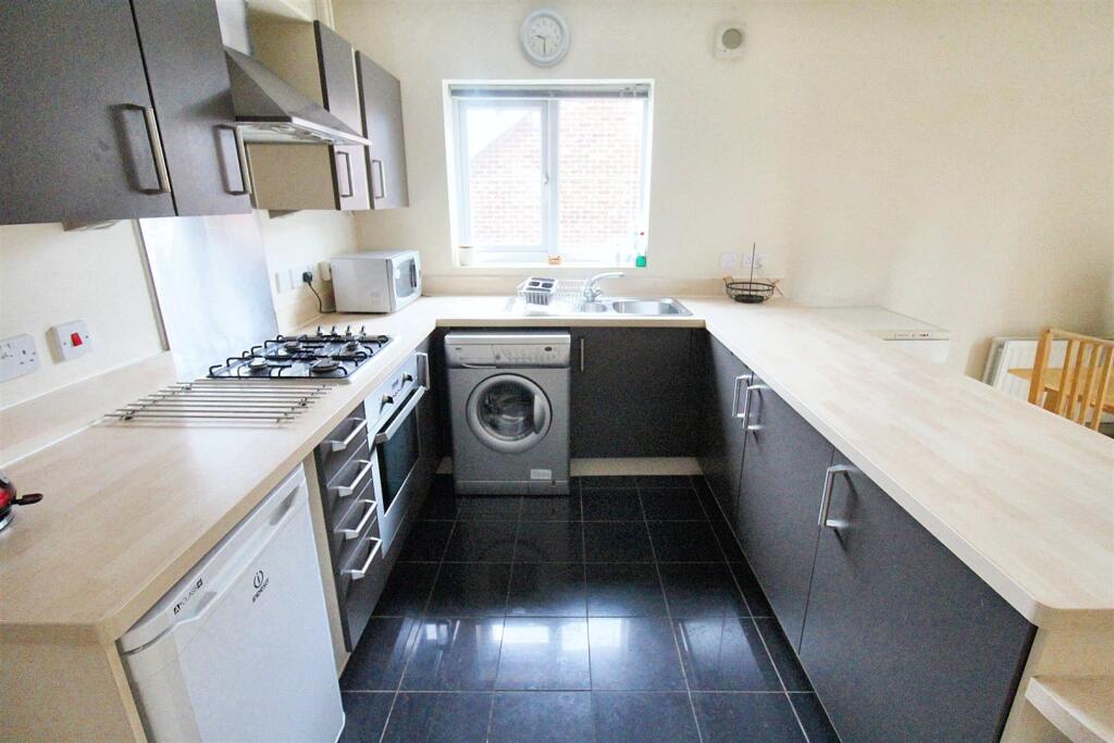 Apartment in Broxtowe, Beeston - More