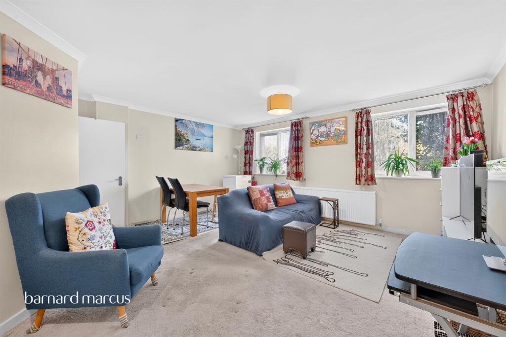 House in Sutton - View 3
