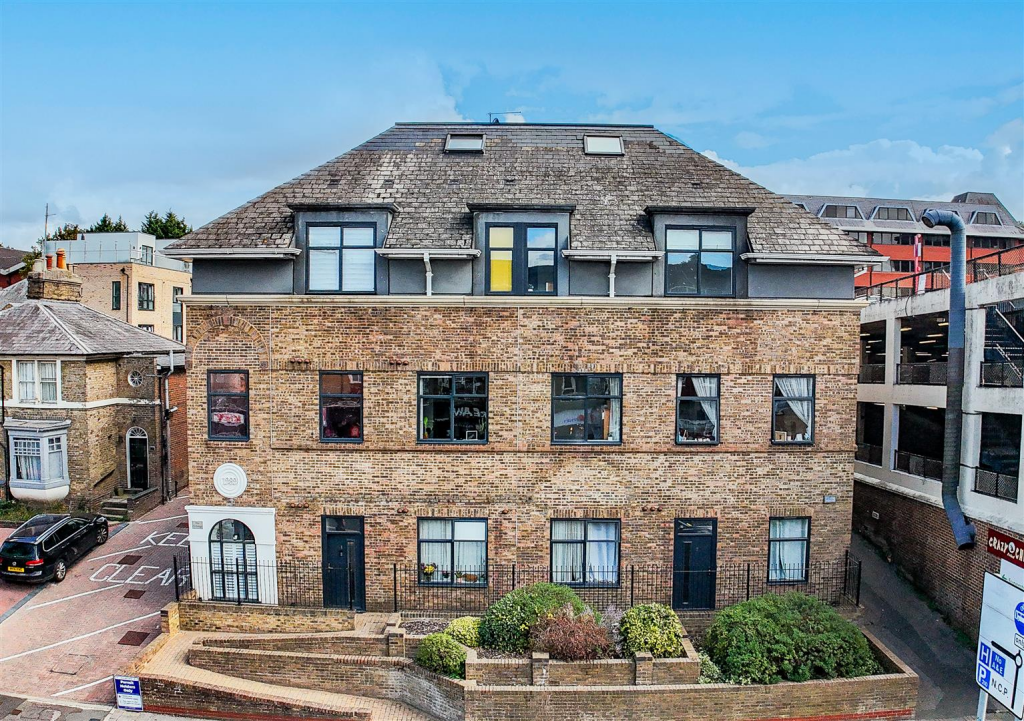 Main image of property: Marlowes, Hemel Hempstead, HP1