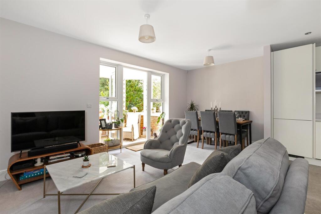 Woodcote Valley Road, Purley photo 2