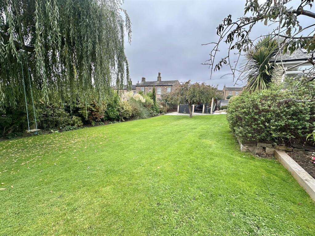 3-bed detached on Nab Lane, Mirfield, £500,000