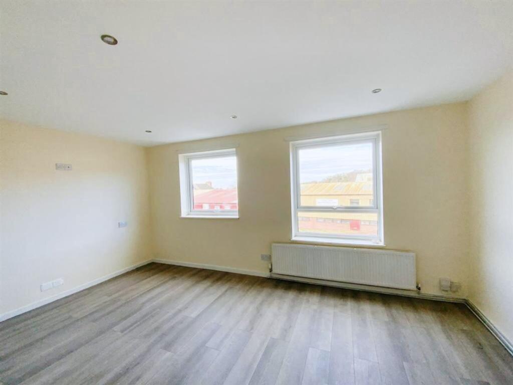 House in Luton - View 4