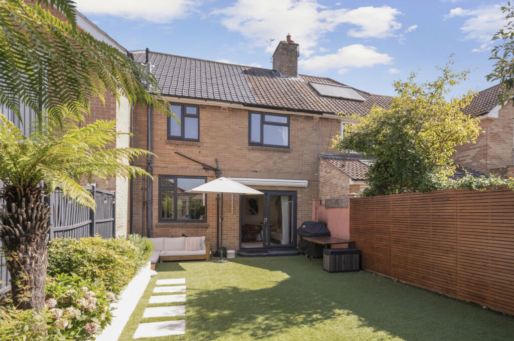 House in London, Seething Wells, Surbiton - More