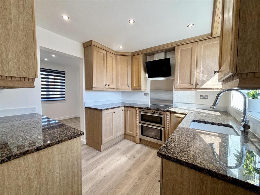 Ford, Queensbury, Bradford – pohled 5