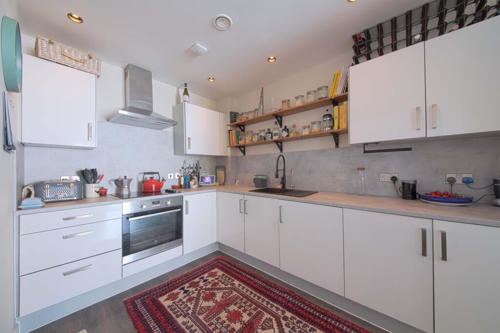 Apartment in Slough, Windsor and Maidenhead - View 5