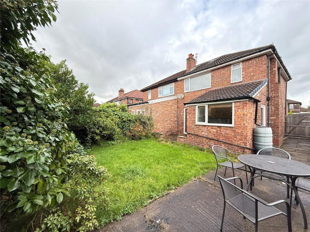 House in Manchester, Parrs Wood, Wythenshawe - View 2