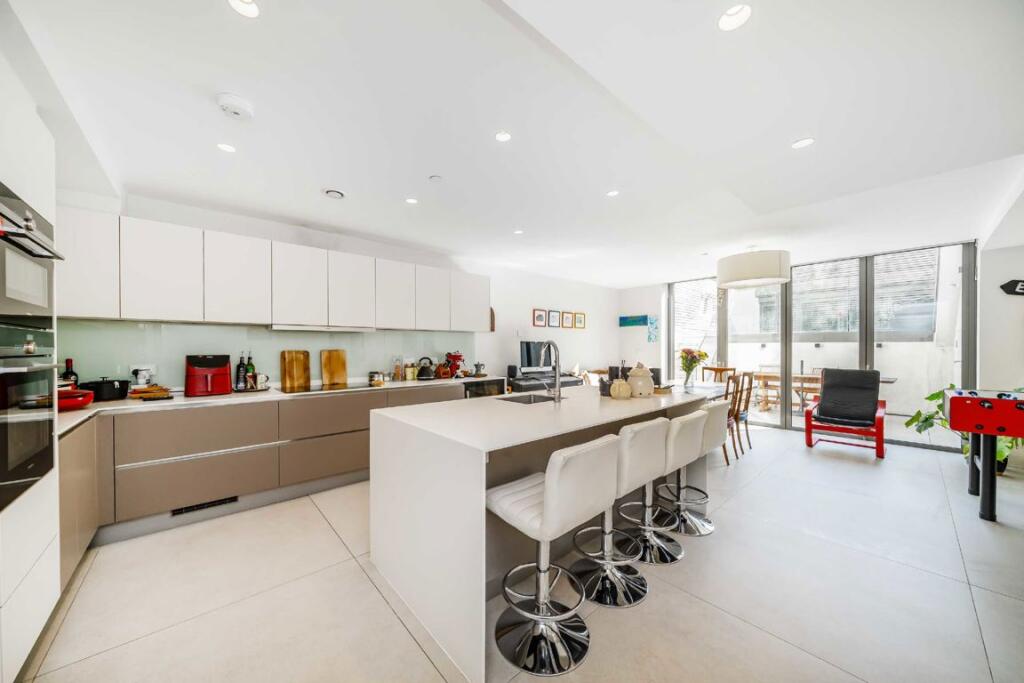 House in London - View 2
