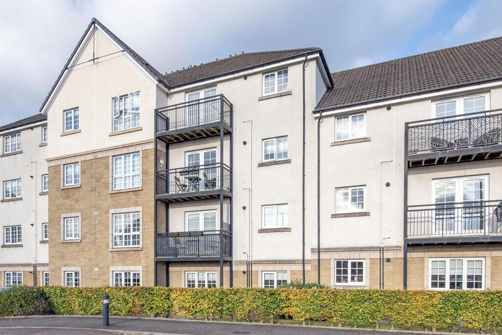Main image of property: Flat 4, 3 Crown Crescent, Larbert, FK5 4XP