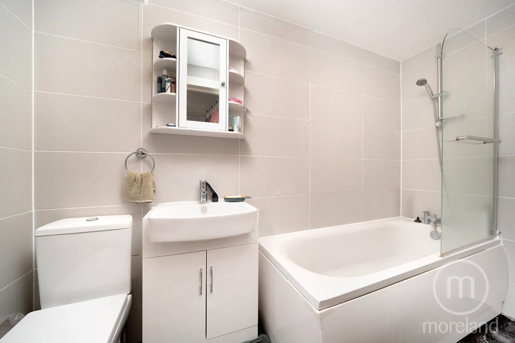 House in London, Brent Cross - More