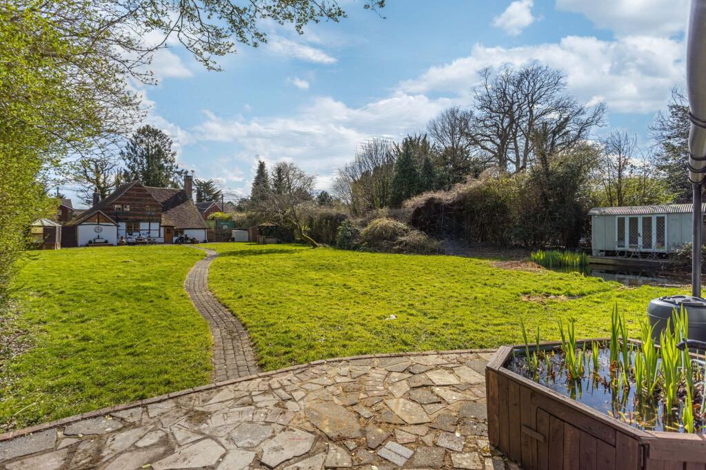 Langley Lane, Ifield, RH11 - View 3