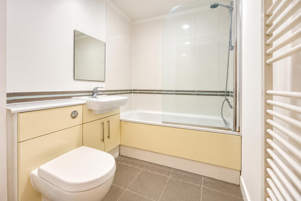 Apartment in Southall - More