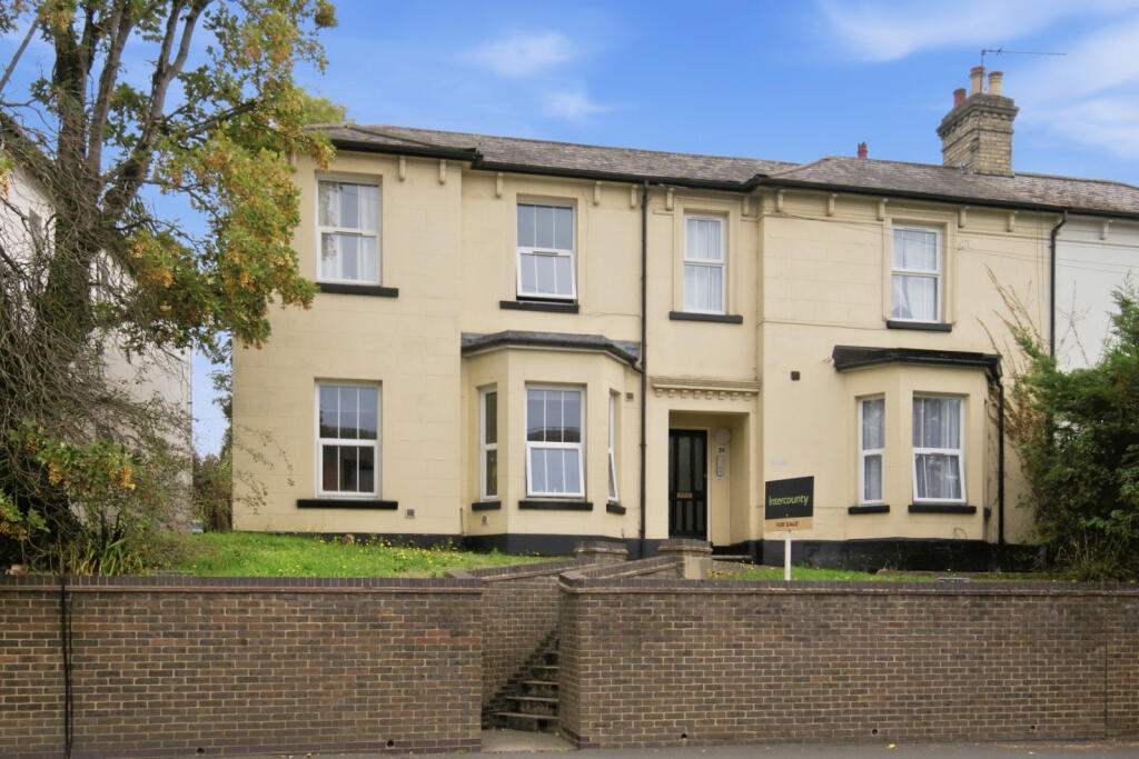 2-bed flat on London Road, Bishop's Stortford, Hertfordshire, CM23, £225,000