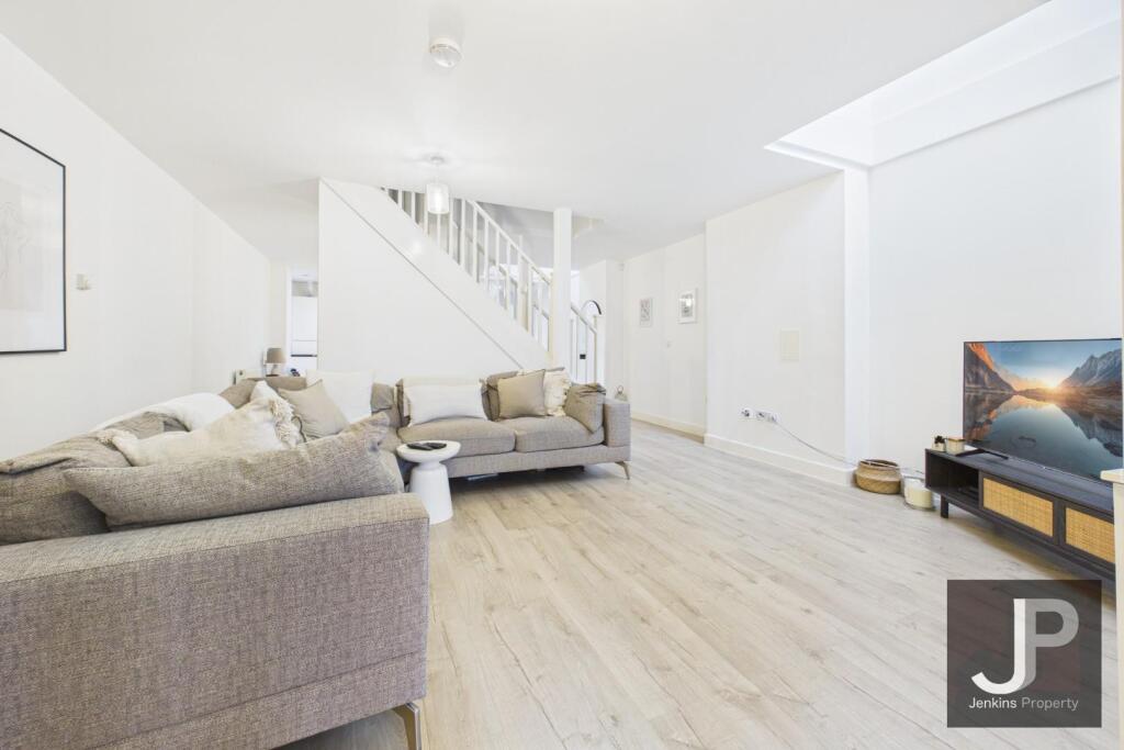 Kensington Way, Brentwood photo 2