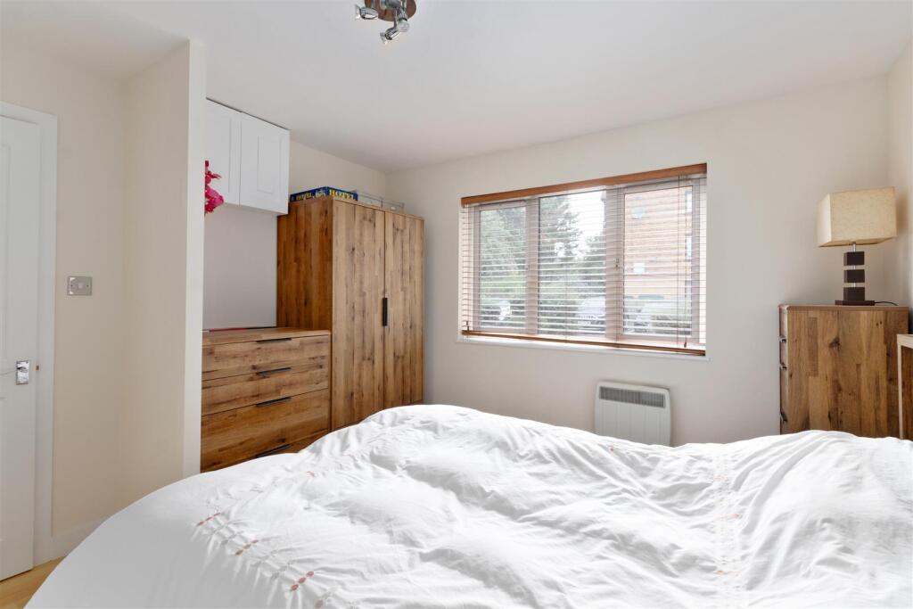 Apartment in London, Collier's Wood - View 5