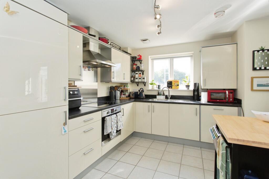 Apartment in Cambridge, Orchard Park - View 5