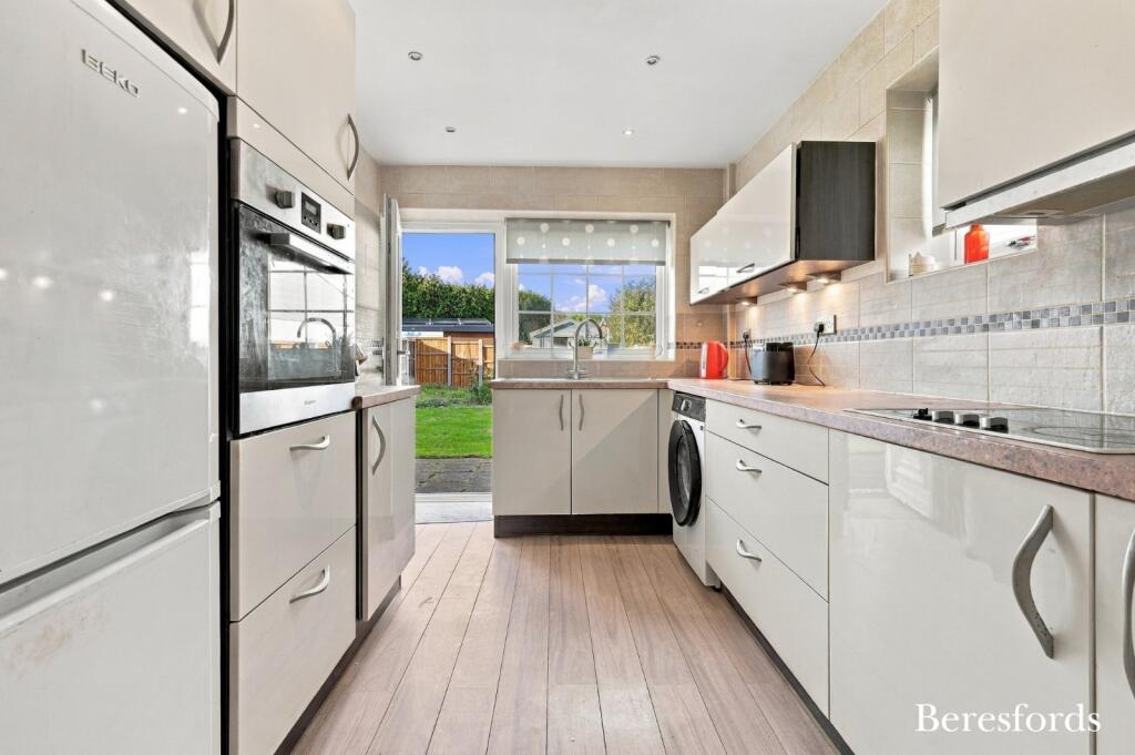 House in Basildon, Queens Park, Billericay - More
